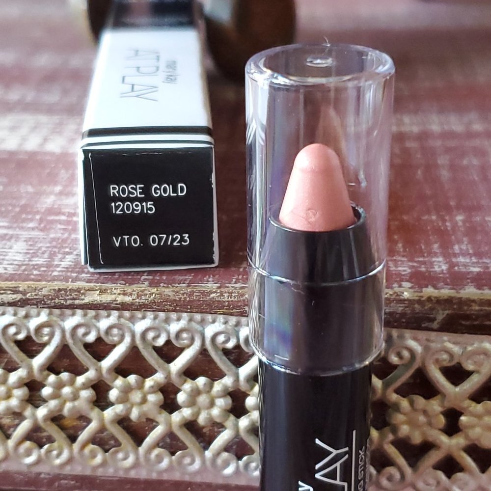 Rose Gold Highlighting Stick - Mary Kay At Play Limited Edition - Discontinued.